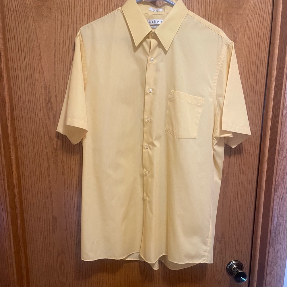 Van Heusen Men’s Dress Shirt. Regular Fit. Wrinkle free. Size 16.5. Short Sleeve